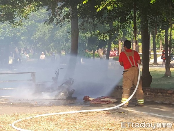 ▲台南市水萍塭公園發生一起老舊機車起火案,警方調閱週邊監視器確認該機車係自燃引起,排除人為縱火因素,機車燒得剩骨架,車主打算報廢。(圖/記者林悅翻攝,下同)