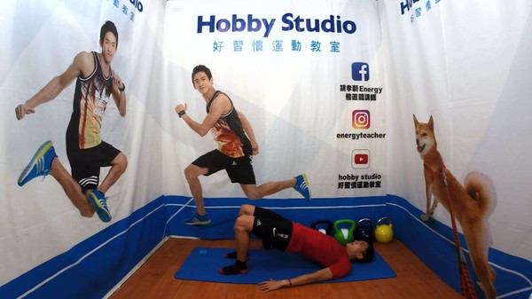 ▲5動作剷肥肉。(圖/胡孝新教練提供)