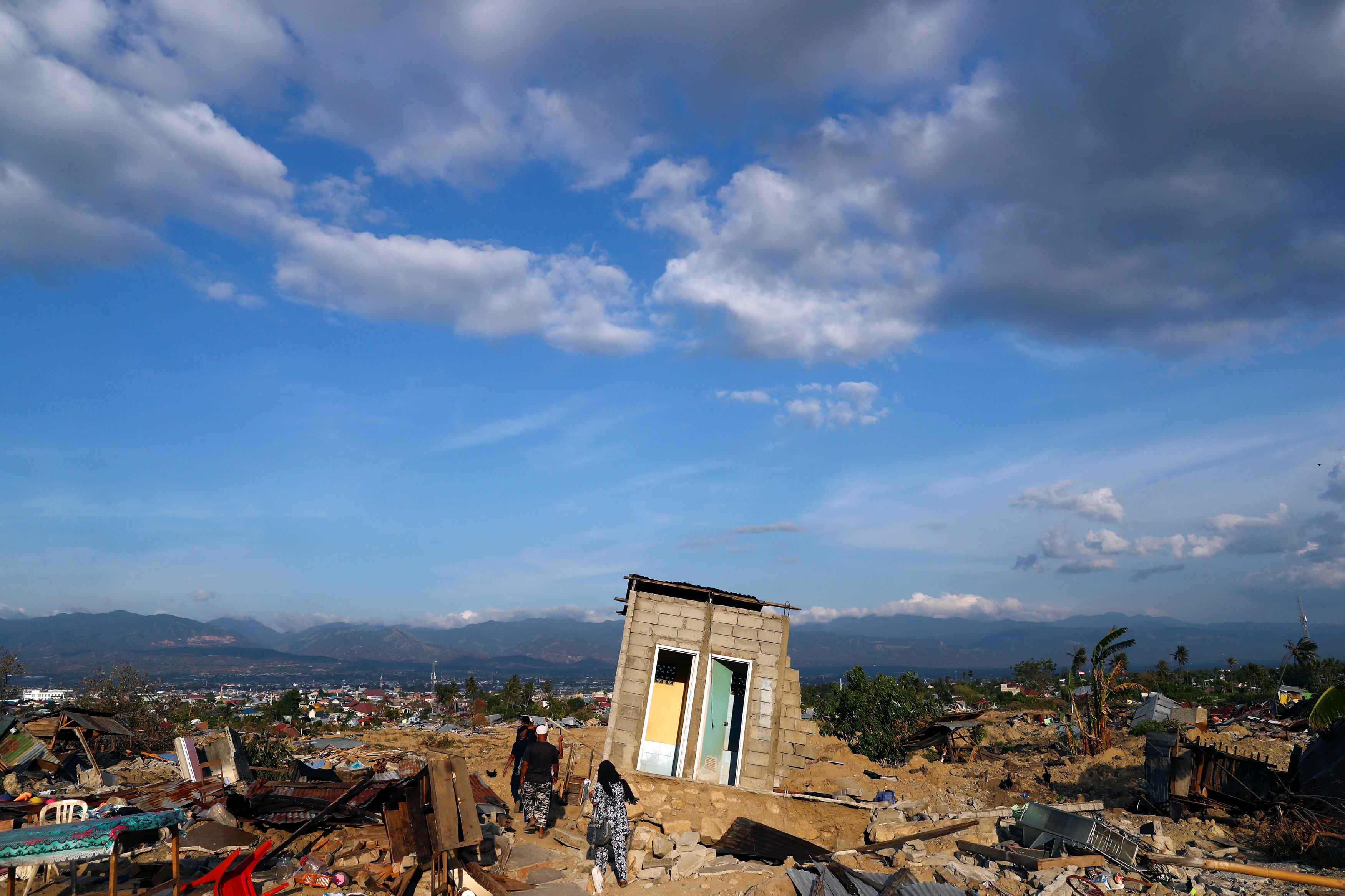 ▲印尼蘇拉威西島地震海嘯，又發生火山爆發，災後情況慘烈，救難單位正緊急找尋生還者。（圖／路透社）