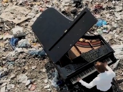 窩垃圾場6小時彈鋼琴！音樂家忍惡臭反問：你丟了多少堪用物品？