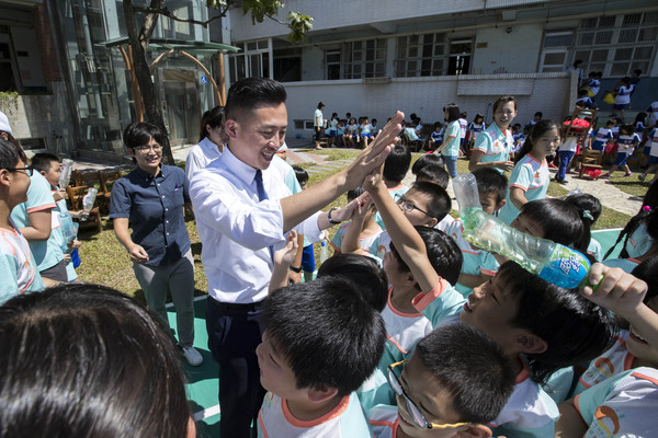 ▲新竹市長林智堅受到內湖國小師生的熱烈歡迎。（圖／新竹市政府提供）