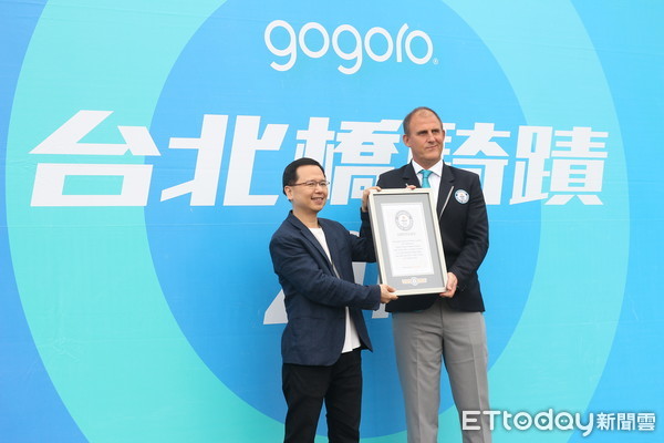 ▲Gogoro打破金氏世界紀錄！1303台「台北橋瀑布」遊行獲認證。（圖／記者張慶輝攝）