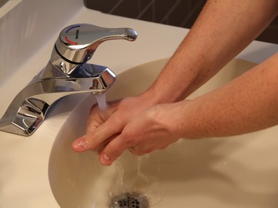 大便到處傳！1/6男生「上完廁所不洗手」　髒還驕傲：弄乾淨很娘欸