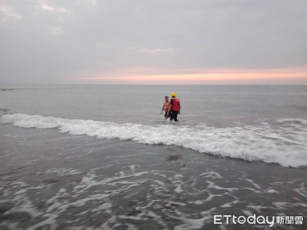 ▲台南市南區黃金海岸海邊,10月7日傍晚傳出有人溺水,台南市消防局出動消防人員下海將該名溺水遊客救援上岸,幸無大礙。(圖/記者林悅翻攝)