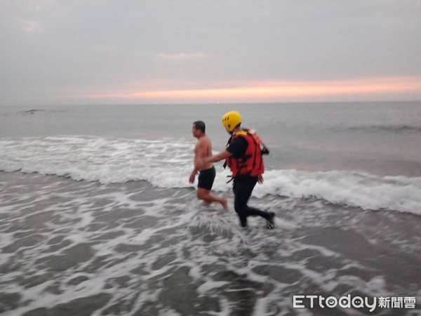 ▲台南市南區黃金海岸海邊,10月7日傍晚傳出有人溺水,台南市消防局出動消防人員下海將該名溺水遊客救援上岸,幸無大礙。(圖/記者林悅翻攝)