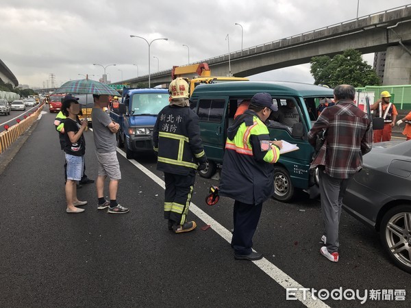 ▲▼國道1號4車連環追撞，廂型車駕駛腳部受困。（圖／記者陳豐德翻攝）