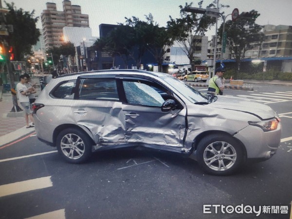 ▲▼休旅車疑似闖紅燈，遭賓士車攔腰撞上。（圖／記者李忠憲翻攝）