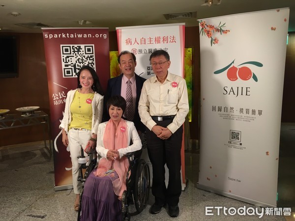 ▲病人自主權力法上路倒數3月 柯文哲、丁守中同台推簽署。(圖/記者嚴云岑攝)