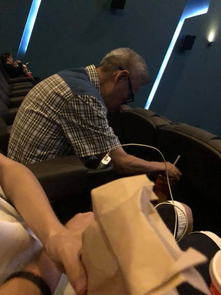 ▲▼70歲爺爺獨自等待親人來看電影。（圖／翻攝自Facebook／嘉雯）