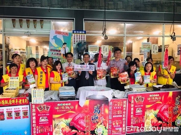 ▲都是反賄選標誌，屏東豬腳名店袋子引話題            。（圖／記者陳崑福攝）