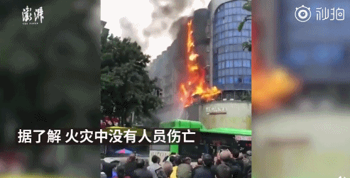 ▲▼重慶市永川區火災，出動8輛消防車才順利將火勢撲滅。（圖／翻攝自澎湃視頻）