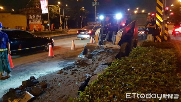 ▲▼高雄高楠公路水管試壓爆裂，5車毀損。（圖／記者宋德威攝）