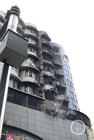 ▲▼重慶市永川區火災，其他大樓住戶無故遭到波及。（圖／翻攝自澎湃視頻）