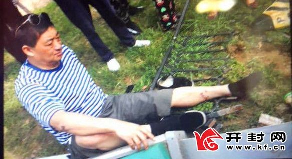 ▲▼民警尹玉東癱坐在草皮上，左腿受傷。（圖／開封網）