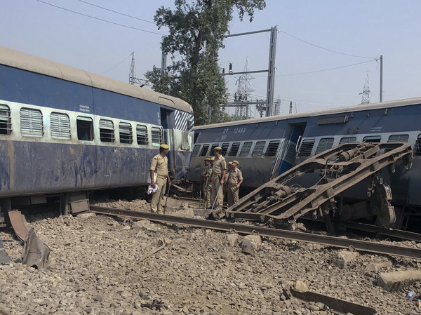 ▲▼ 印度北方邦火車出軌，至少7死35傷。（圖／達志影像／美聯社）