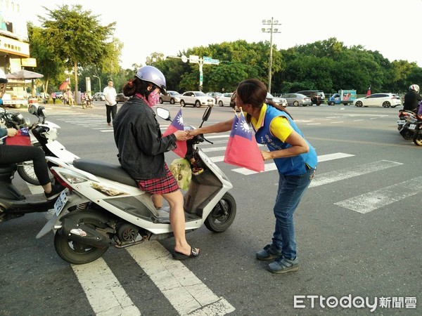 ▲台南市東區市議員王家貞與服務團隊，發送小國旗給台南鄉親，並參加國慶升旗，與小朋友同歡。（圖／王家貞提供，下同）