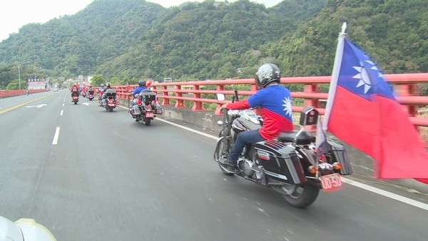 ▲旗海環繞山城。（圖／記者黃孟珍攝）