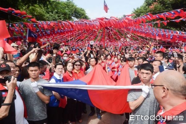 ▲鄭文燦、陳學聖相遇民間版國慶升旗活動，力爭泛藍選票。（圖／桃園市政府提供）