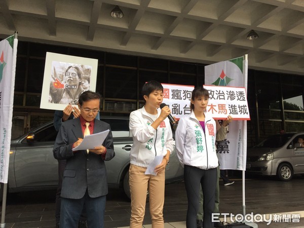 ▲▼▲基進黨台北市議員參選王映心等人，在律師陪同下赴北院替民眾遞狀，並抗議另一參選人違法接受大陸金援。（圖／記者楊佩琪攝）