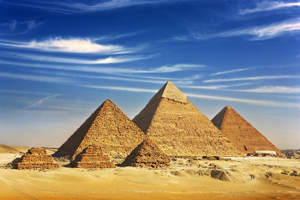▲埃及最經典的風景─吉薩金字塔群（圖／shutterstock.com提供）