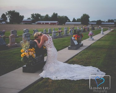 消防員婚前意外身亡　未婚妻到夫墳前拍婚紗　攝影師PS讓兩人跨越生死