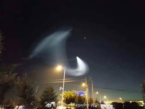 大陸華北地區11日晚間出現異常天象，從曝光疑似高超音速飛行器尾跡照片來看，該飛行器似乎進行「盤旋」，甚至還出現「打水漂」的飄忽動作。（圖／翻攝自大陸網站）