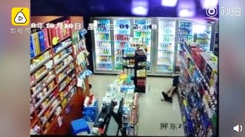 ▲▼福州男劫持超市收銀員遭警擊斃。（圖／翻攝《梨視頻》）