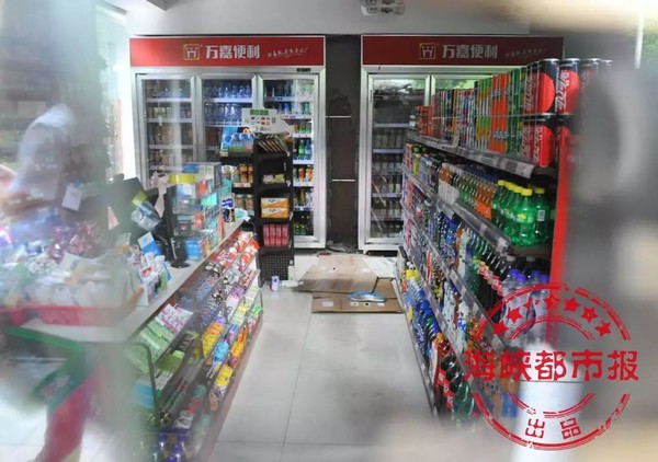 ▲▼福州男劫持超市收銀員遭警擊斃。（圖／《海峽都市報》）