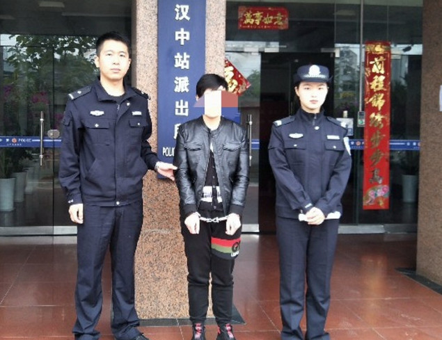 ▲▼警員指出，女逃犯（中）把頭髮剪短、穿男性服裝，逃避追捕。（圖／翻攝自華商報）