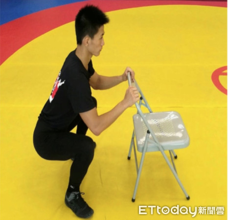 ▲老人防跌 從深蹲強化肌力做起。(圖/中華民國職能治療師公會全國聯合會提供)