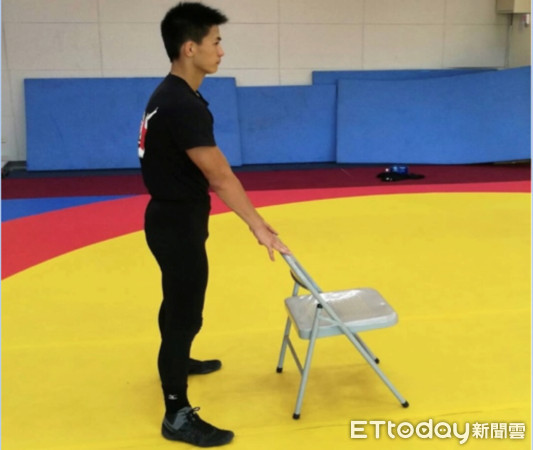 ▲老人防跌 從深蹲強化肌力做起。(圖/中華民國職能治療師公會全國聯合會提供)