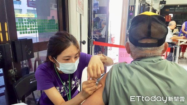 ▲台南市政府在遠東百貨台南成功分公司百老匯廣場舉辦「流感與肺鏈疫苗開打」宣導活動。（圖／市府提供，下同）