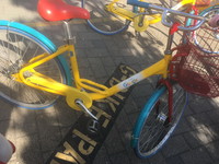 此外，騎著Google的共享單車「G-bike」穿梭，甚至有人放音響在辦公室門外健身，一時間還真的以為來到了Club（俱樂部）。