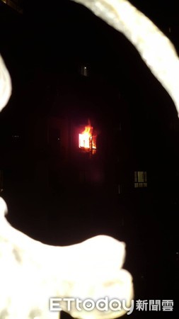 ▲▼三峽區社區大樓深夜起火，警消疏散居民並進入火場搶救。（圖／記者趙永博攝）