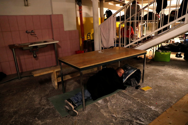 ▲▼匈牙利一名無家可歸者躺在收容所內。（圖／路透）