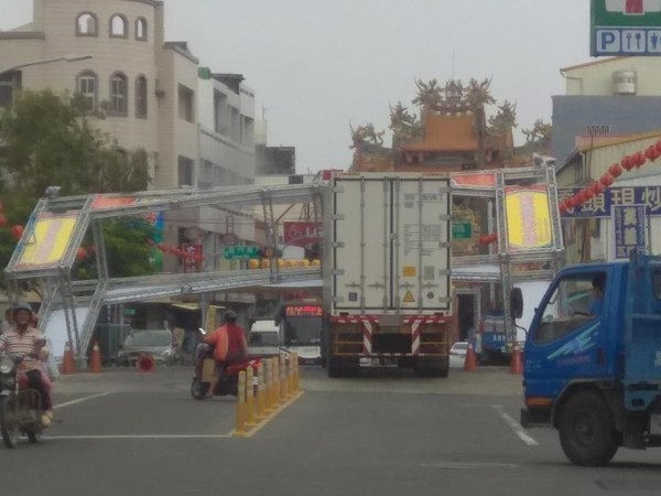 貨櫃車勾倒鹽水庇護宮牌樓，網友調侃，這要跟媽祖道歉。（圖／翻攝自Facebook／爆料公社）