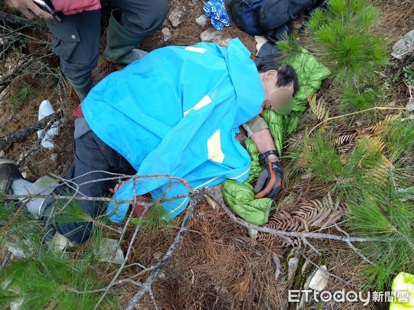 ▲▼7旬登山客途中身體不適脫隊, 警消救援卻仍不治。(圖/記者李忠憲翻攝)