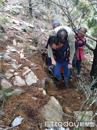 ▲▼7旬登山客途中身體不適脫隊, 警消救援卻仍不治。(圖/記者李忠憲翻攝)