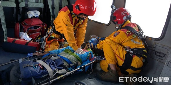 ▲▼7旬登山客途中身體不適脫隊, 警消救援卻仍不治。(圖/記者李忠憲翻攝)