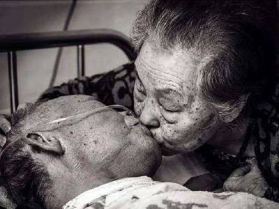 「這一次真的要走了」白髮夫妻病房吻別　道出八十年愛情承諾