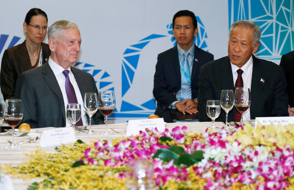 ▲▼新加坡國防部長黃永宏和美國國防部長馬蒂斯在東協國防會談中餐敘。（圖／路透）