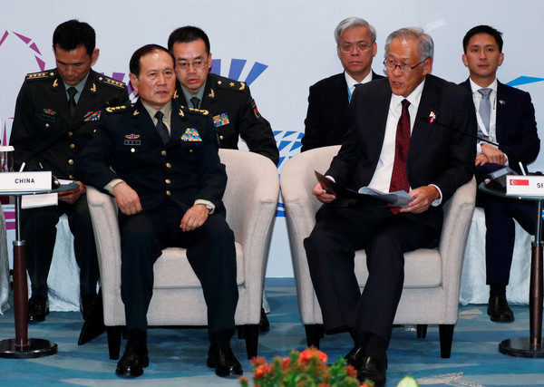 ▲▼新加坡國防部長黃永宏和中國大陸國防部長魏鳳和在東協軍事會談中對話。（圖／路透）