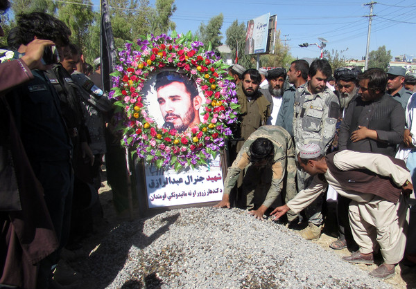 ▲▼阿富汗政府為在塔利班攻擊中喪生的警察首長拉茲克（Abdul Raziq）舉行埋葬儀式。（圖／路透）