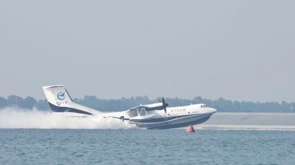 ▲▼陸製大型水陸兩棲飛機「鯤龍」AG600在湖北荊門漳河機場成功水上首飛起降。（圖／新華社）