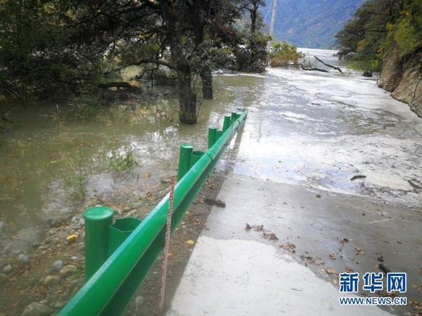 ▲▼因堰塞湖阻斷河流，道路被江水淹沒。（圖／新華社）