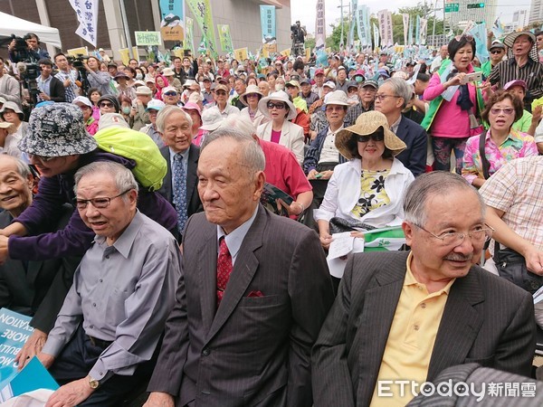 ▲▼喜樂島大遊行(郭倍宏、彭明敏、吳澧培、葉菊蘭、范雲)。（圖／記者翁嫆琄攝）