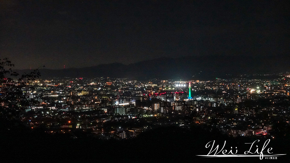 ▲▼許多人在東山觀景台欣賞夜景。（圖／Wei笑生活提供）