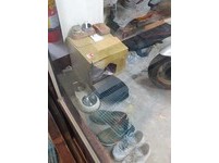 ▲暖男蓋貓窩給浪浪過冬　網揪「角落怨念雙眼」笑噴：抓包小三。（圖／飼主蘇子銘提供）