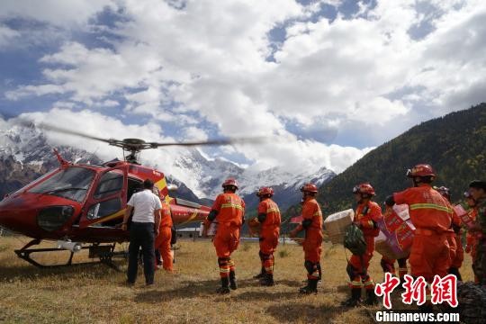 ▲▼西藏消防員搬運物資至直升飛機，這些物資將運至受災的加拉村。（圖／中新社）