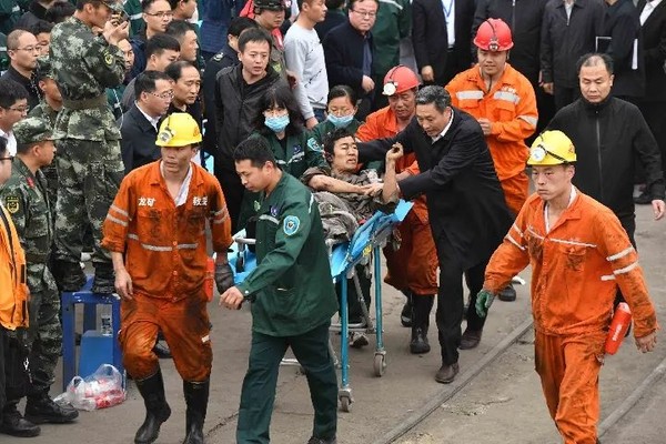 ▲▼山東龍鄆衝擊地壓事故現場，一名礦工成功獲救。（圖／翻攝自新華網）